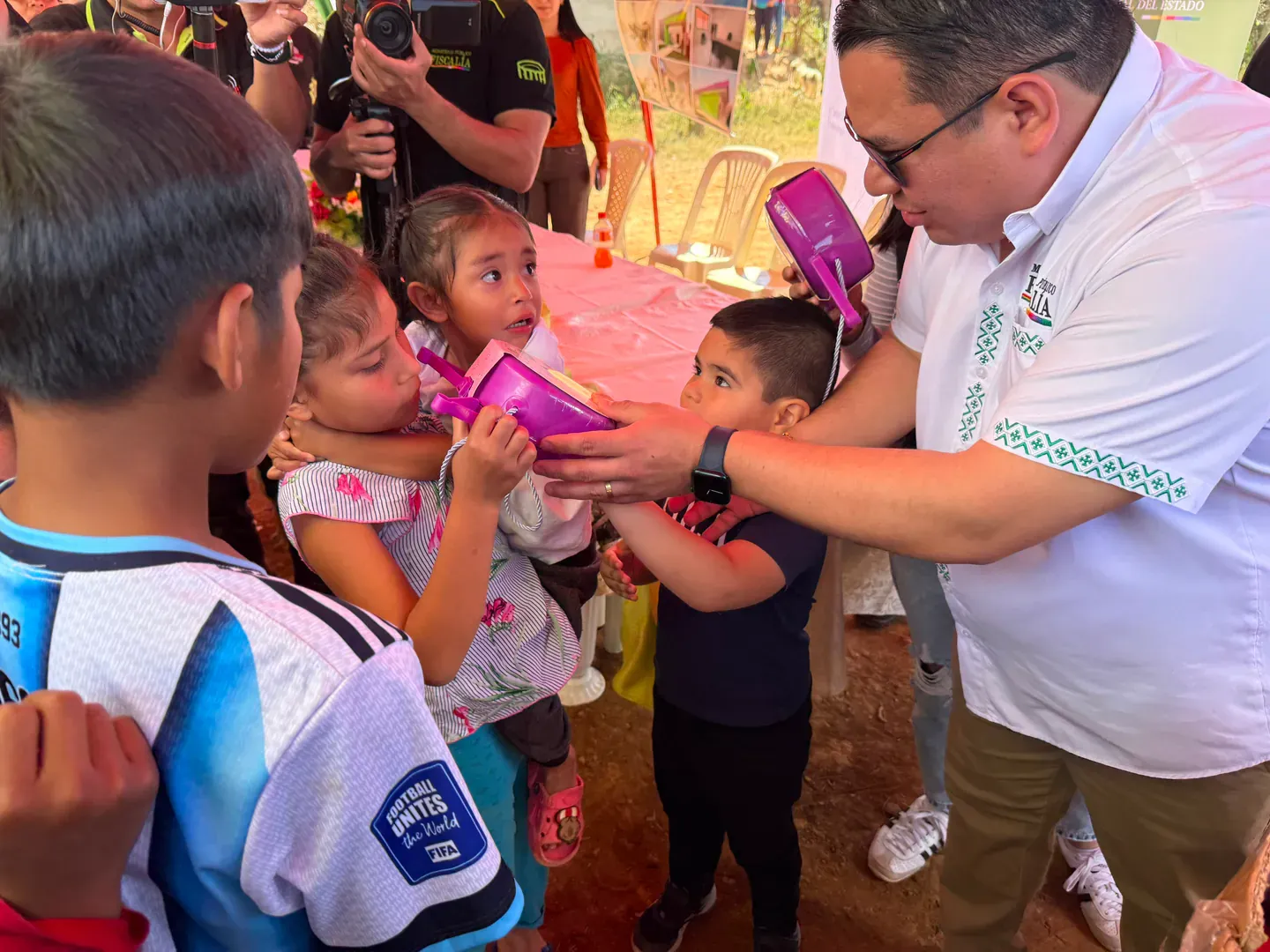 GESTO HUMANO: FISCAL GENERAL ENTREGÓ REGALOS A NIÑOS Y ABUELITO DE VALLEGRANDE