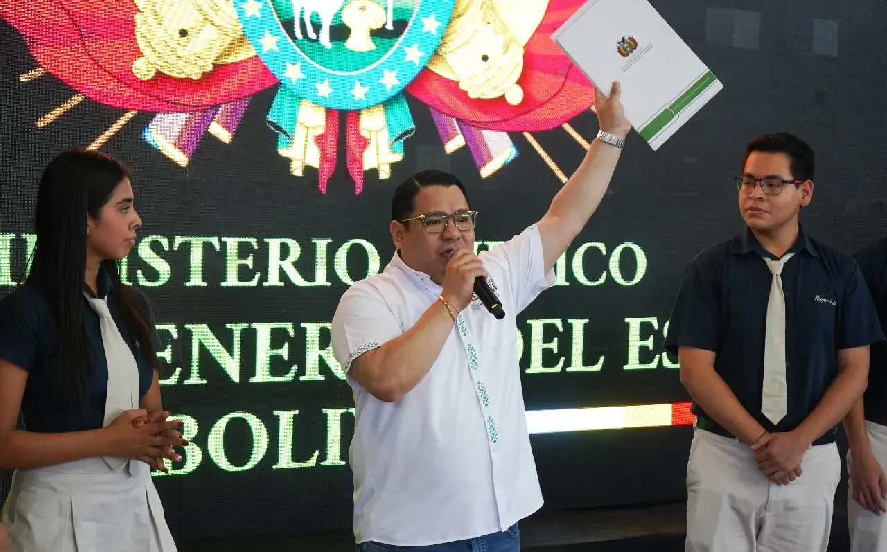 FISCAL GENERAL ENTREGA SIMBÓLICAMENTE LA LEY N°1636 A NIÑAS, NIÑOS Y ADOLESCENTES COMO UN APORTE PARA SU PROTECCIÓN INTEGRAL