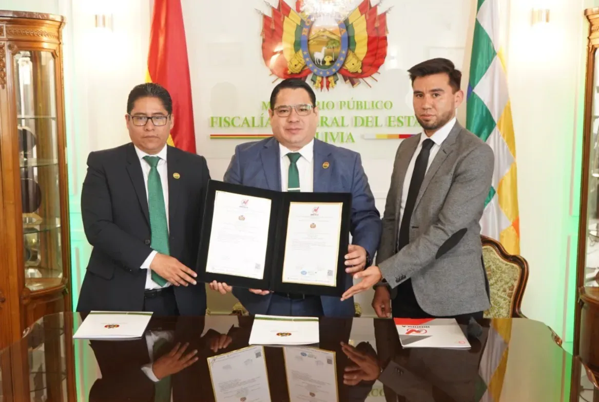 FISCAL GENERAL RECIBE DOBLE CERTIFICACIÓN INTERNACIONAL OTORGADA POR IBNORCA A LA ESCUELA DE FISCALES DEL ESTADO QUE SE CONSOLIDA COMO REFERENTE EN FORMACIÓN FISCAL EN BOLIVIA