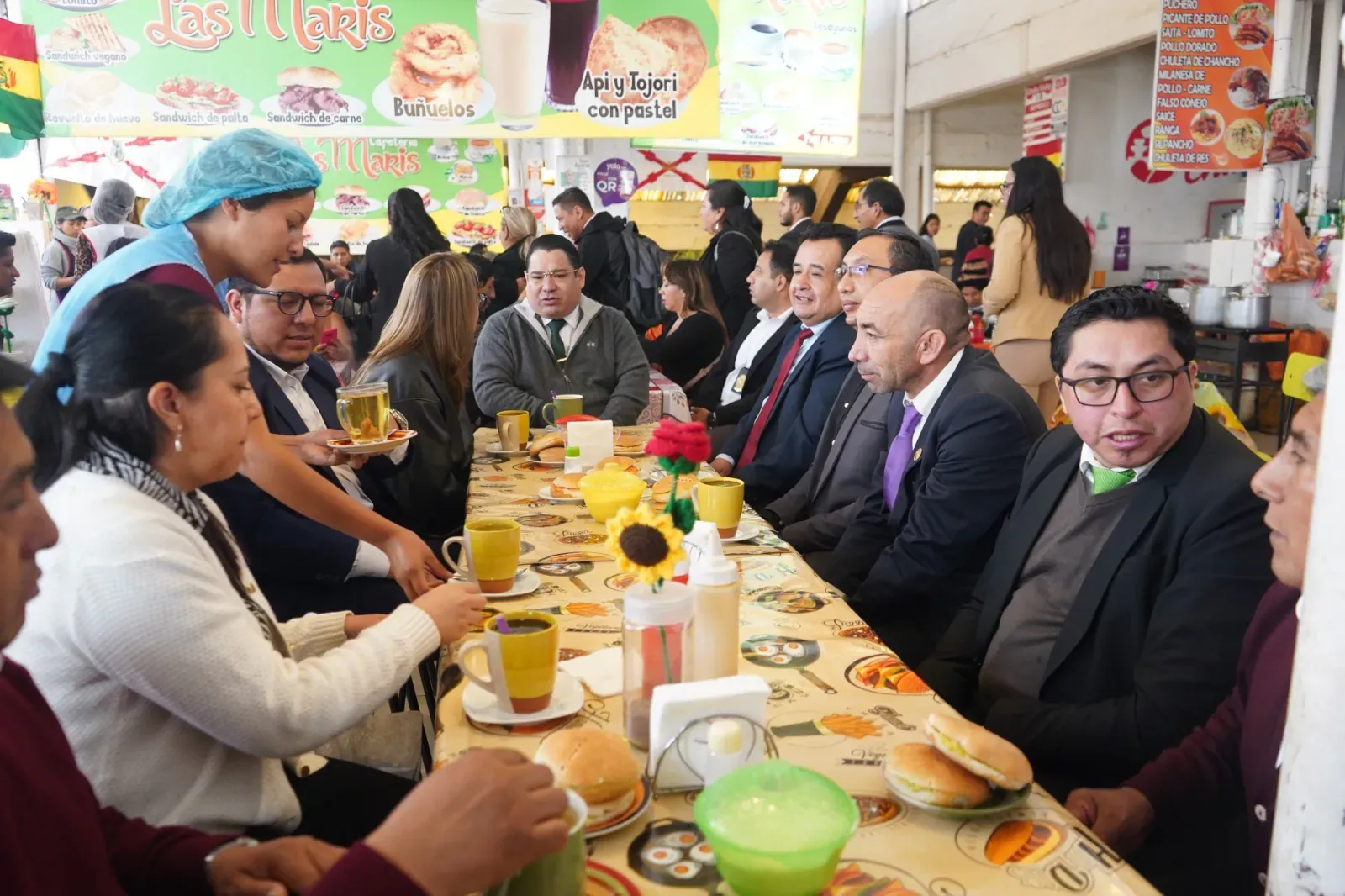 FISCAL GENERAL, ROGER MARIACA, VISITÓ A LAS “CASERITAS” DEL MERCADO CENTRAL DE SUCRE DONDE COMPARTIÓ UN DESAYUNO