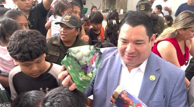 FISCAL GENERAL DEL ESTADO LLEVA LA ALEGRÍA NAVIDEÑA A LA ZONA DEL PLAN 3000 Y REGALA JUGUETES A NIÑAS Y NIÑOS