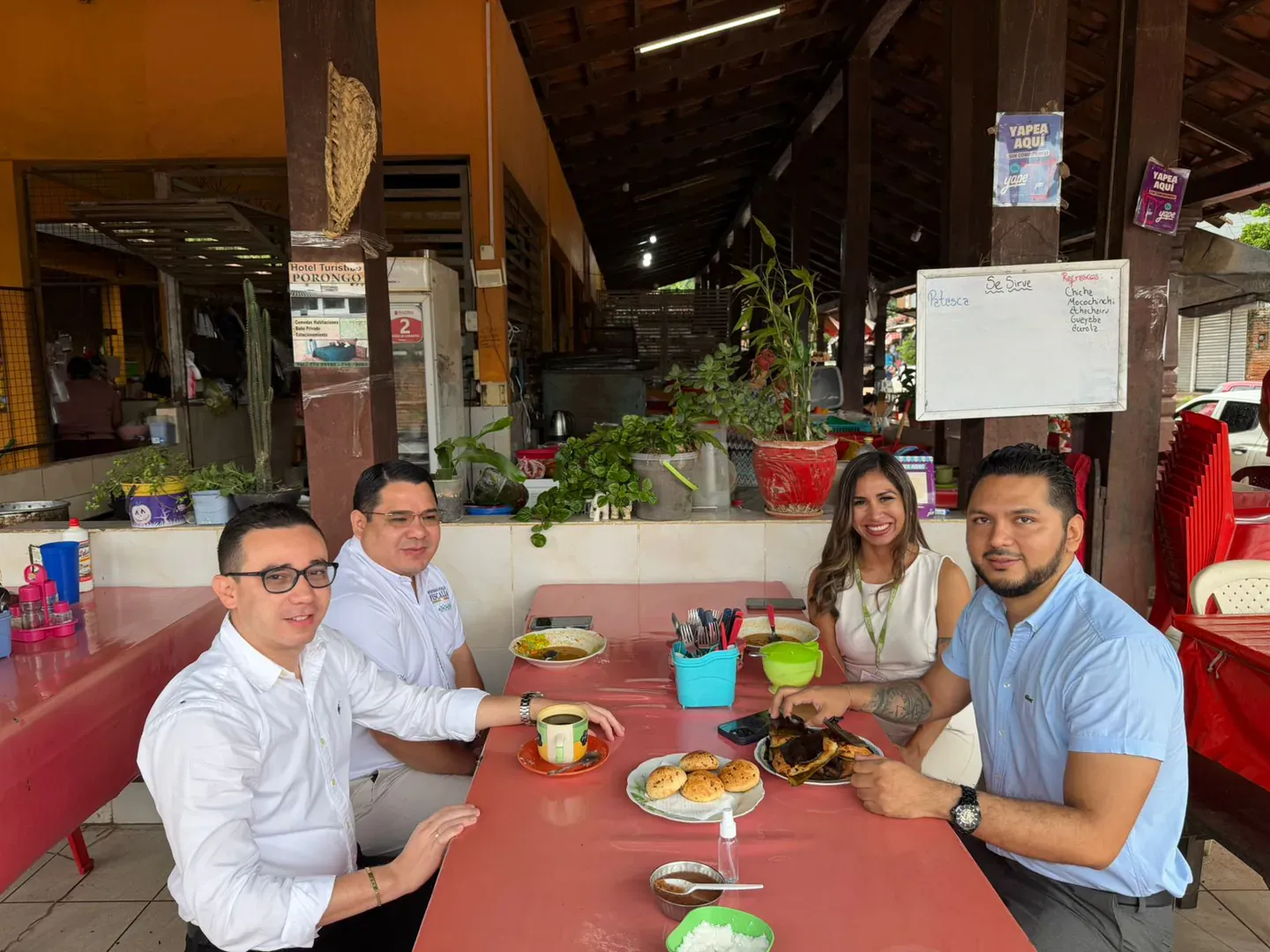 FISCAL GENERAL VISITA EL MERCADO CENTRAL DE PORONGO Y ATIENDE CONSULTAS DE LOS COMERCIANTES