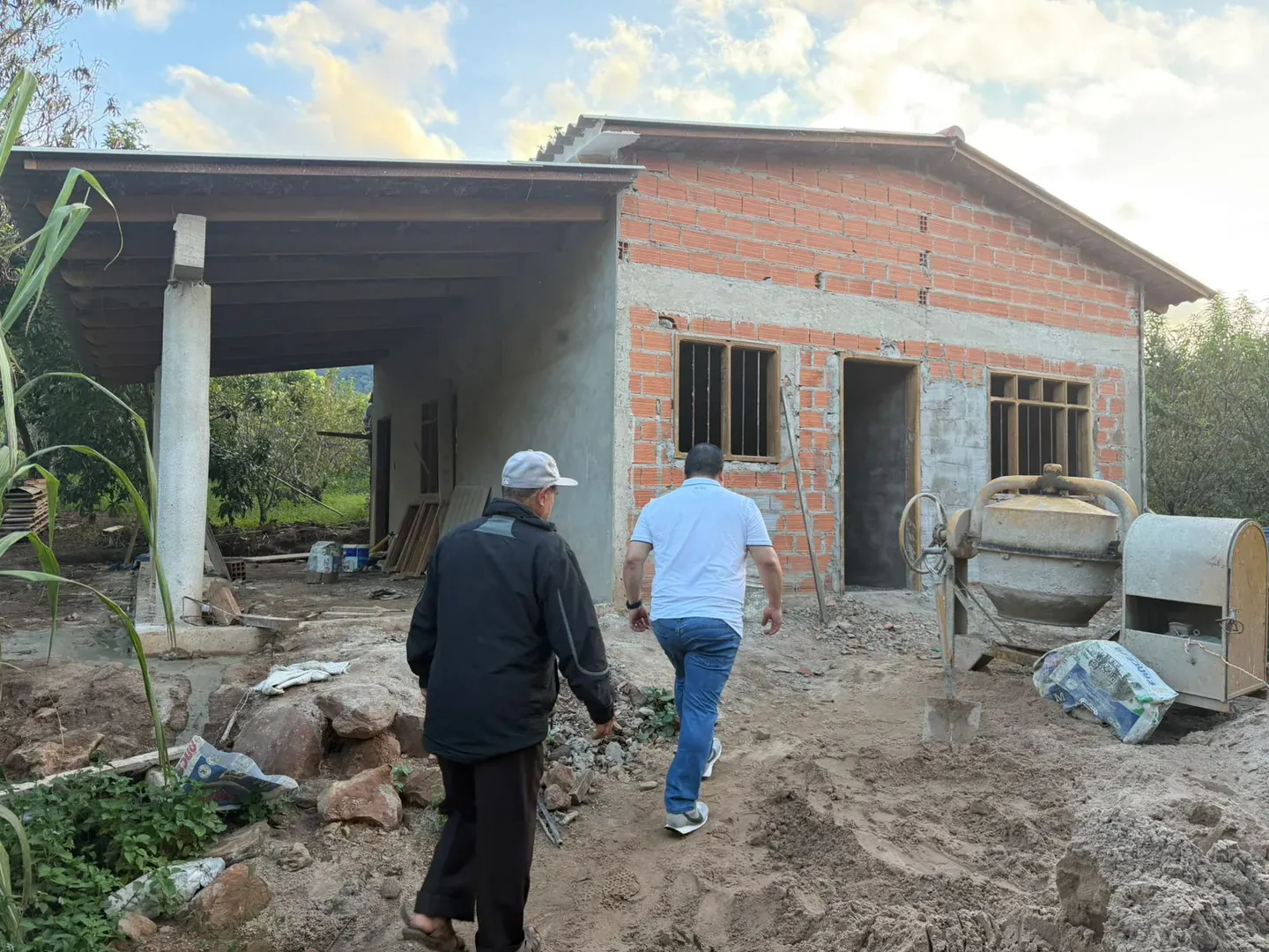 FISCAL GENERAL VERIFICA AVANCE DE 75% EN LA RECONSTRUCCIÓN DE LA CASA QUE PROMETIÓ ENTREGAR A FAMILIA QUE LO PERDIÓ TODO EN ACHIRA