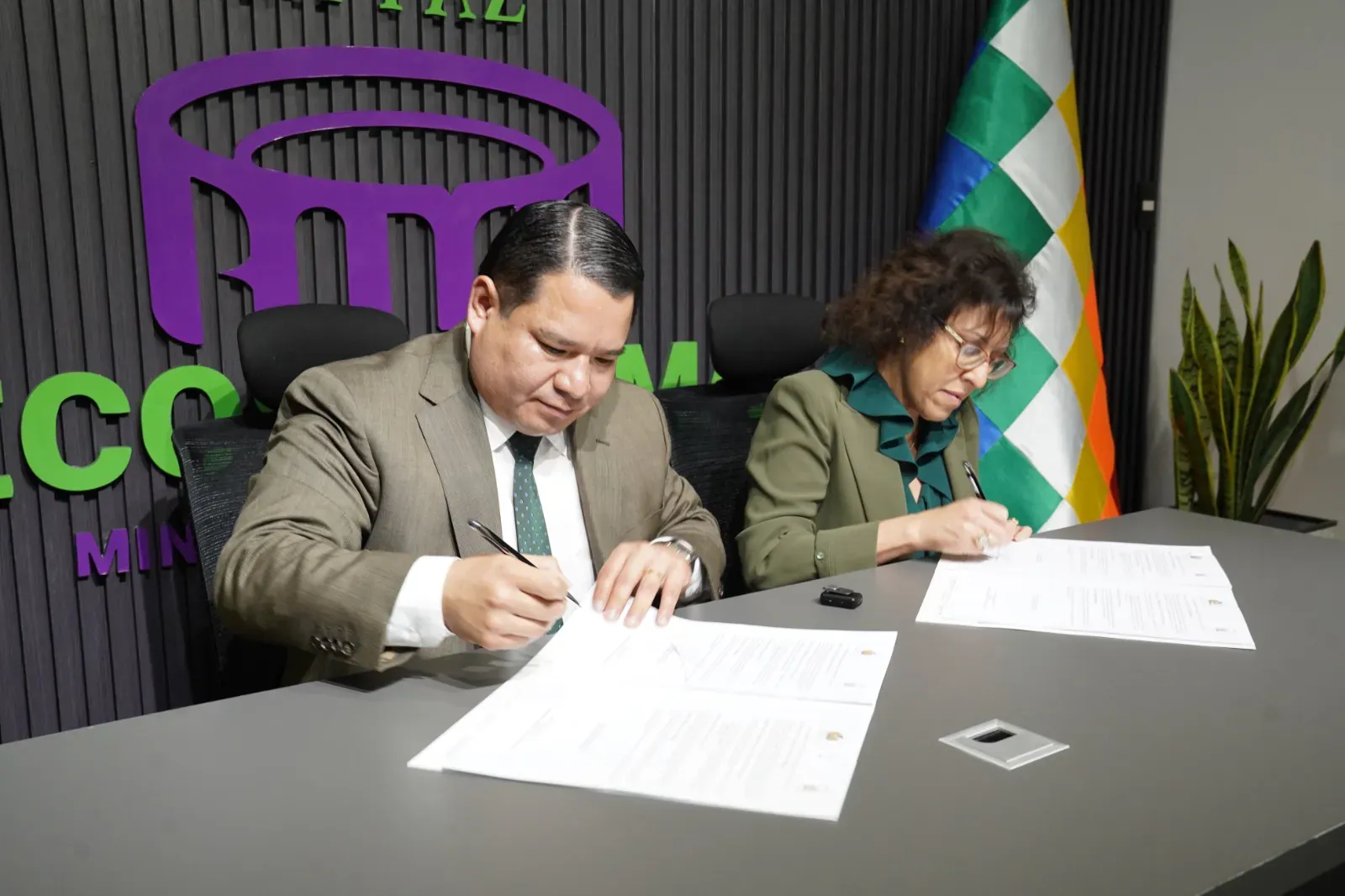 FISCALÍA GENERAL Y UMSA FIRMAN CONVENIO PARA FORTALECER LA FORMACIÓN PRÁCTICA DE ESTUDIANTES DE DERECHO Y CIENCIAS POLÍTICAS