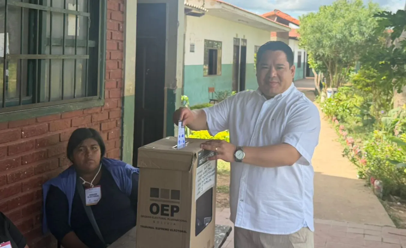 FISCAL GENERAL DEL ESTADO EJERCE SU VOTO EN SANTA CRUZ Y DESPLIEGA FISCALES EN LA SEGUNDA VUELTA SUBNACIONAL