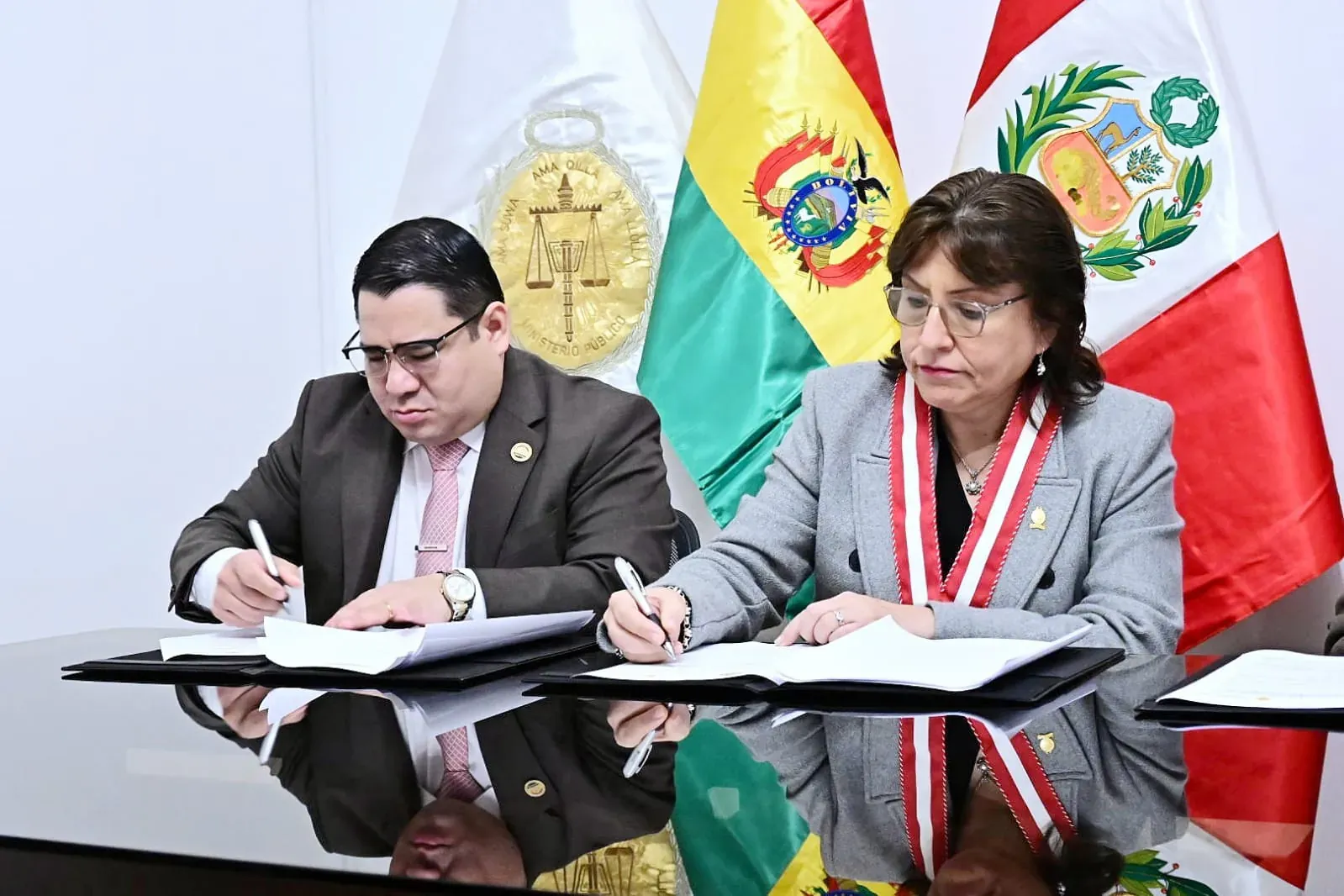 FISCALÍAS DE BOLIVIA Y PERÚ CONSOLIDAN EQUIPO CONJUNTO DE INVESTIGACIÓN PARA ENFRENTAR EL CRIMEN ORGANIZADO Y DELITOS AMBIENTALES TRANSNACIONALES